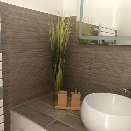 לינה וארוחת בוקר Le Clos Des Cigales נים